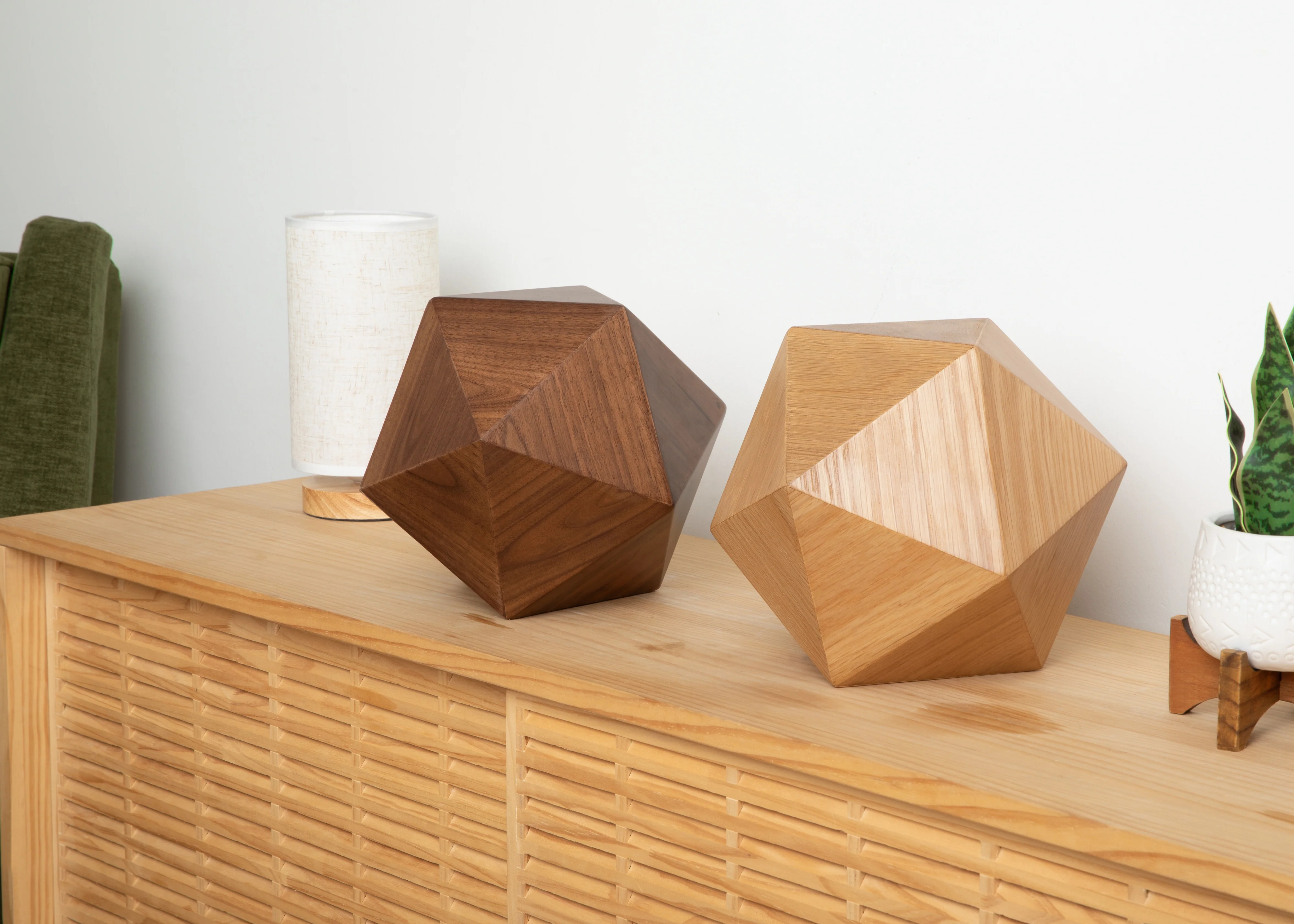 The Bleecker Urn in Oak - Image 7